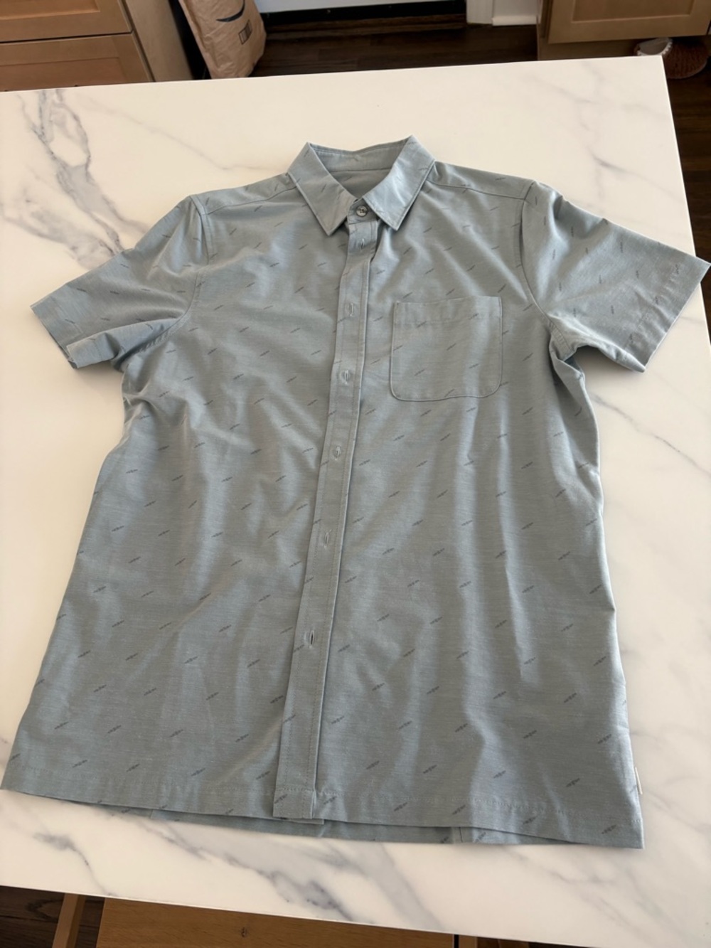 Vuiori Men's Light Blue Short-Sleeve Button-Up Shirt men’s small